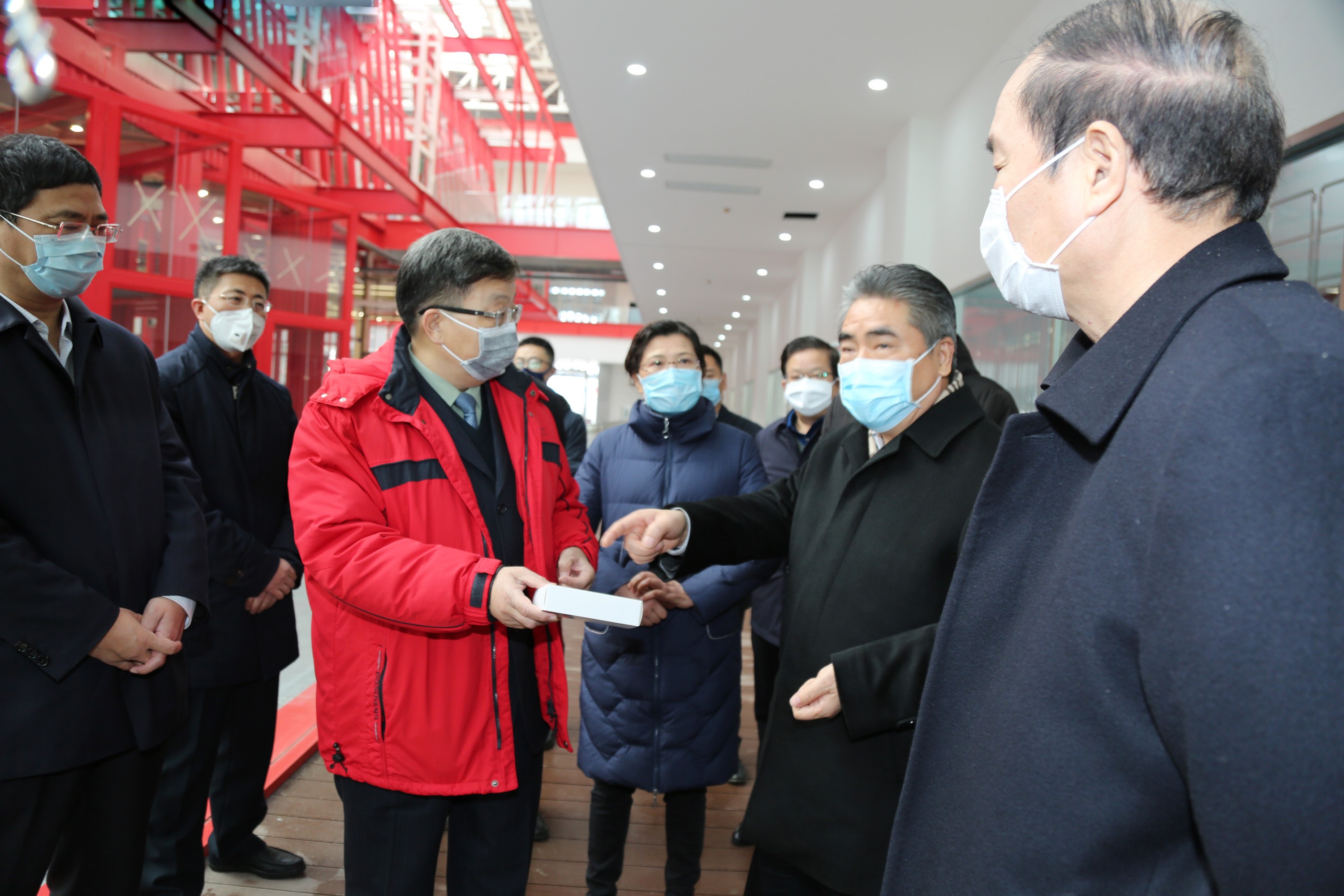 市委書記項雪龍一行蒞臨银河yh0076藥業 關懷指導新冠肺炎防控藥物生產工作